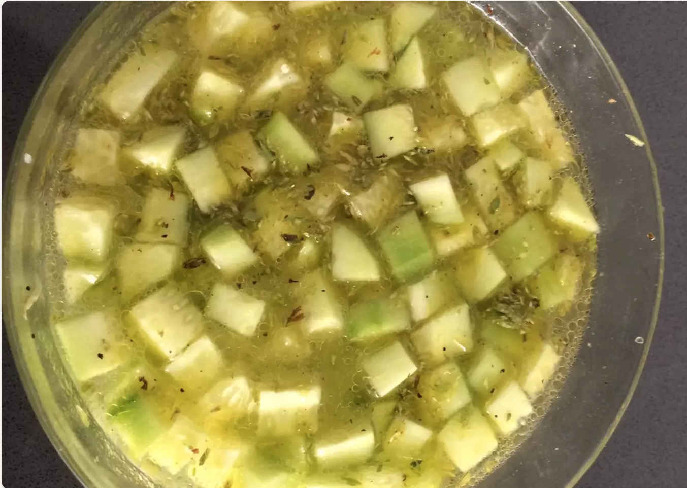 Gazpacho de pepino y oregano con huevos a la plancha y arroz a la cubana.